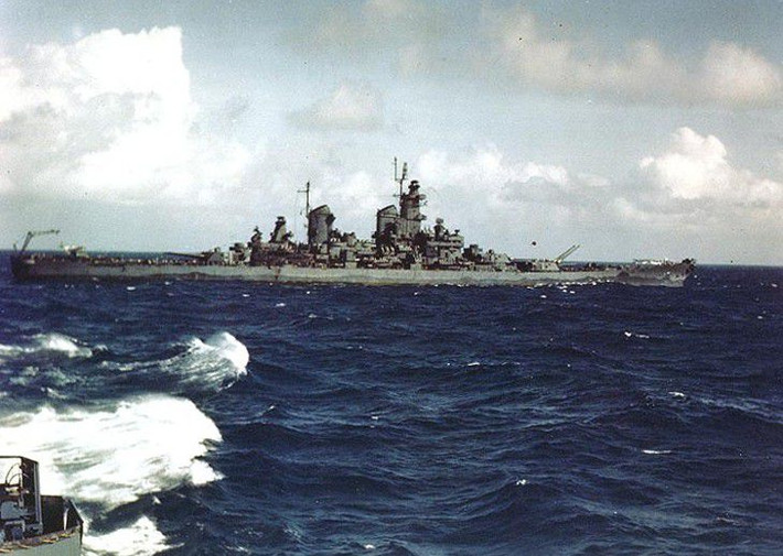 Khi được nhập biên lại vào năm 1982, thiết giáp hạm USS New Jersey thậm chí còn được trang bị tới 32 ống phóng tên lửa hành trình và 16 tên lửa chống hạm Harpoon. Tuy nhiên tới năm 1991, thiết giáp hạm này lại một lần nữa bị loại biên. Nguồn ảnh: DefenseVisual