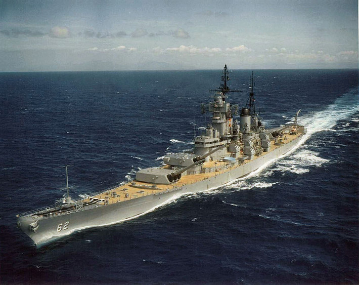 Trong những tháng sau đó, bằng hoả lực vượt trội của mình, thiết giáp hạm USS New Jersey đã khai hoả khắp miền nam Việt Nam để yểm trợ cho lực lượng quân đội Mỹ đang tham chiến ở đây. Nguồn ảnh: DefenseVisual