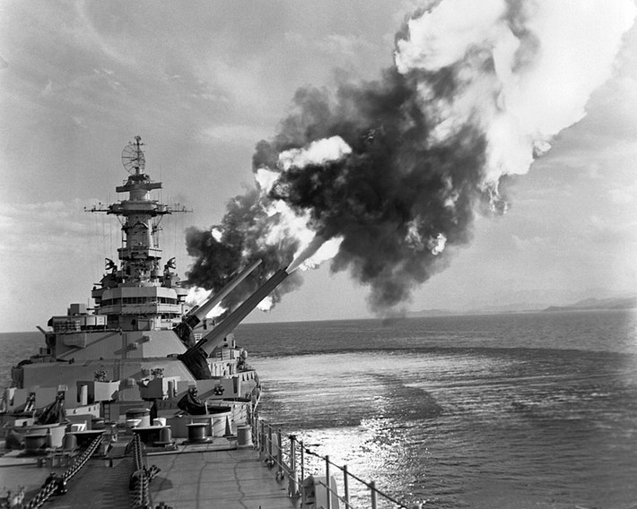 Kể từ khi được hạ thuỷ, thiết giáp hạm USS New Jersey đã bị loại biên và được nhập biên lại tổng cộng tới... 4 lần. Lần đầu tiên là vào năm 1948, sau đó nó được nhập biên lại vào năm 1950, sau đó tới năm 1957 lại bị loại biên tới năm 1968 được nhập biên lại, năm 1969 ngay lập tức bị loại biên và tới tận năm 1982 mới được nhập biên lại. Nguồn ảnh: DefenseVisual