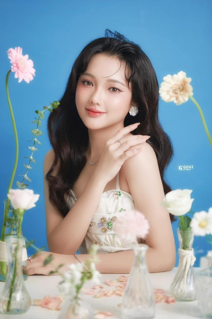 Ngoài việc học tập, Hồng Nhung thi thoảng còn nhận lời làm mẫu ảnh cho các thương hiệu thời gian nhờ sở hữu vóc dáng và gương mặt xinh đẹp.