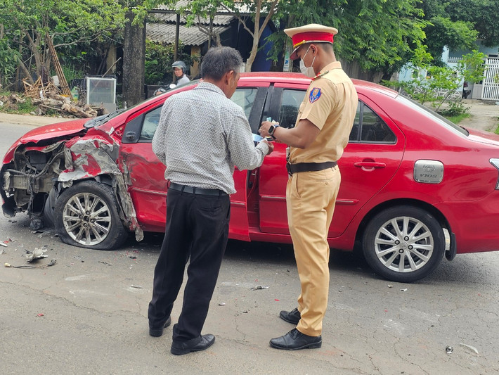 Nhận được tin báo, lực lượng cảnh sát giao thông đã có mặt tại hiện trường để phân luồng, điều tiết giao thông.