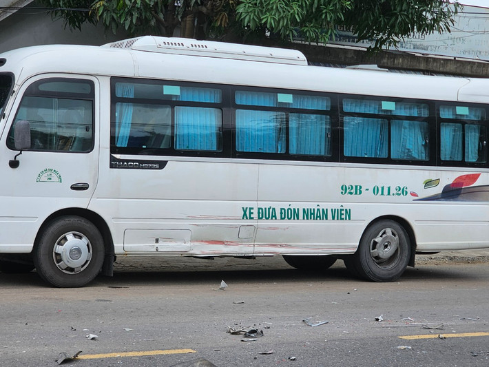 Sau khi va chạm với xe tải, xe con tiếp tục lao sang va chạm với xe khách đang lưu thông ở chiều ngược lại.