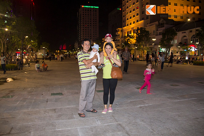 Anh Nguyễn Trọng Hùng (38 tuổi, ngụ quận Thủ Đức, TP HCM) chia sẻ: “Đây là lần đầu tiên Sài Gòn có phố đi bộ nên tôi đã đưa vợ con đến đây thăm quan. Tuyến phố này rất hoành tráng, rộng rãi và thoáng mát. Tôi hy vọng thành phố sẽ có thêm nhiều công trình hiện đại nữa sẽ mọc lên”.
