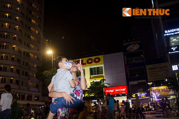 Được biết, trong giai đoạn đầu, đường Nguyễn Huệ trở thành phố đi bộ vào hai tối Thứ bảy và Chủ nhật, trong thời gian từ 18 đến 23 giờ. Đến khi người dân thành phố quen dần với phố đi bộ, các loại hình hoạt động ở đây tăng lên và thu hút nhiều người đến đây thì đường Nguyễn Huệ sẽ trở thành phố đi bộ vào tất cả buổi tối trong tuần.