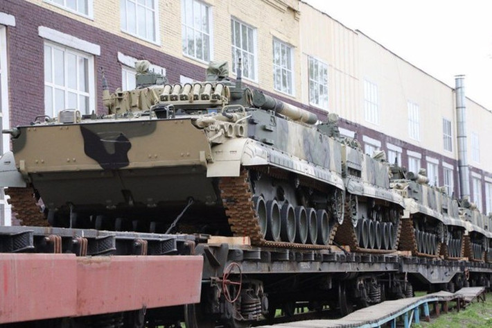 Lô thiết giáp mới được giao cho Bộ Quốc phòng Nga bao gồm các xe chiến đấu bộ binh BMP-3 được tích hợp sẵn lớp vải ngụy trang Nakidka và gia cố giáp bảo vệ, cùng với những chiếc BMD-4M dành riêng cho lực lượng đổ bộ đường không.