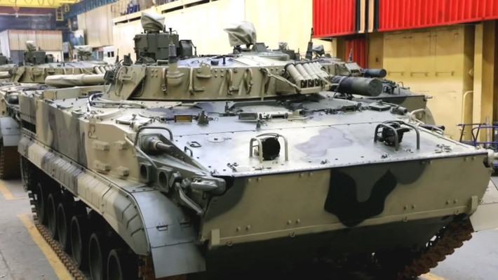 Đặc biệt là khả năng bảo vệ ở bán cầu trên thông qua mái che tích hợp sẵn, giúp chiếc IFV này tránh khỏi nguy cơ bị phá hủy bởi cuộc tấn công từ trên cao, chẳng hạn như máy bay không người lái cảm tử FPV.
