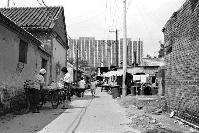 Ngõ nhỏ tấp nập người ở Trung Quốc. Ảnh Ifeng