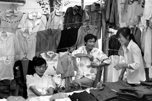 Sạp bán quần áo ven đường. Ảnh Ifeng