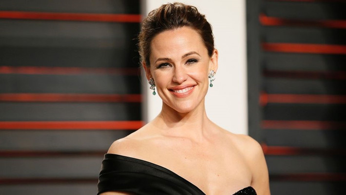 Không chỉ gắn mình với những vai diễn phụ nữ của gia đình, Jennifer Garner còn là một trong những ngôi sao hàng đầu đại diện đấu tranh nữ quyền ở kinh đô điện ảnh. Cô quan tâm nhiều đến trẻ em và phụ nữ. Cô là đại sứ của quỹ Save the Children cùng nhiều hoạt động bảo vệ phụ nữ trên khắp thế giới. Với tư cách là ngôi sao nổi tiếng, Jennifer Garner cho biết điều cô muốn các nhà làm phim là hãy thể hiện đúng đắn hơn về hình ảnh người phụ nữ trong cuộc sống.