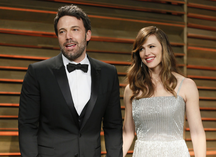 Jennifer Garner nhận ít phim hơn, dành nhiều thời gian ở nhà để chăm lo cho chồng và các con. Ben Affleck từng tâm sự bà xã là mẫu phụ nữ chu toàn, giỏi chăm lo gia đình. Vì thế, anh hoàn toàn yên tâm chuyên tâm công việc. Sự kết hợp hoàn hảo của hai ngôi sao điện ảnh nên gia đình Jen và Ben luôn trở thành tâm điểm chú ý của giới truyền thông.