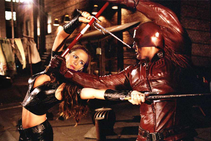 Năm 2003, Jennifer Garner lần đầu đóng cặp với Ben Affleck trong bộ phim hành động Daredevil. Trên phim, cả hai đã cống hiến cho khán giả những màn giao chiến ngoạn mục và những cảnh tình cảm lãng mạn dưới mưa. Trước đó, cả hai đã gặp nhau trong phim Pearl Harbor (Trân Châu Cảng). Ben Affleck vào vai Matt Murdock/Daredevil, còn Jennifer hóa thân thành nữ sát thủ Elektra.