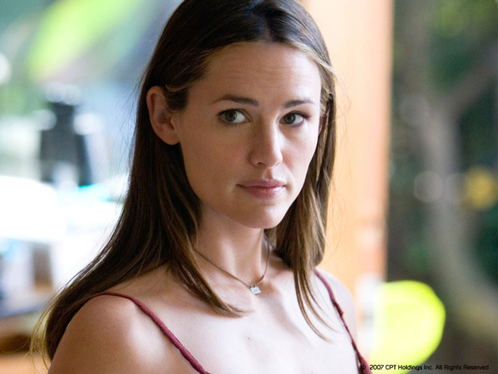 Hình ảnh trẻ trung, dễ mến, tràn đầy năng lượng của Jennifer Garner rất được lòng công chúng Mỹ, đặc biệt vào khoảng thập niên 2000. Cái tên Jennifer Garner thường xuyên xuất hiện trong danh sách những phụ nữ quyến rũ nhất thế giới như của tạp chí Stuff (2002), tạp chí FHM (2005, 2006). Năm 2007, cô được tạp chí People bình chọn là một trong 50 người phụ nữ đẹp nhất hành tinh.