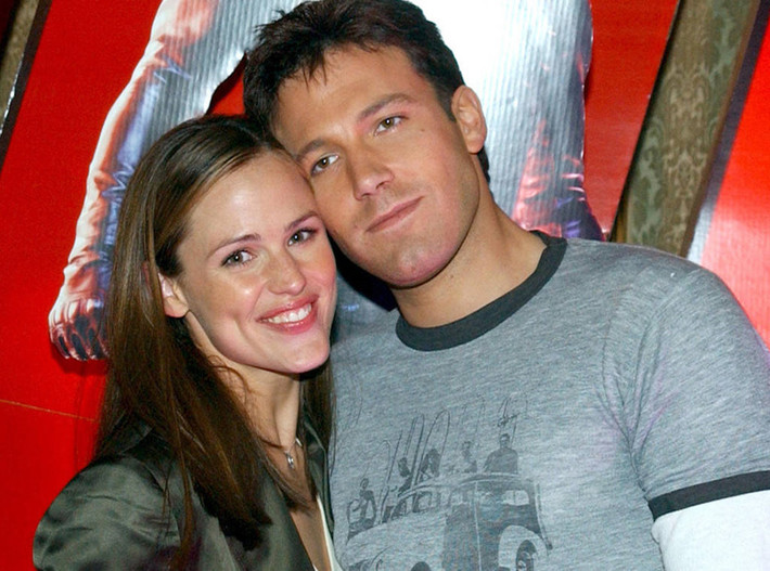 Phim giả tình thật, Ben Affleck và Jennifer Garner kết hôn và về chung nhà vào năm 2005, sau khi cô ly hôn chồng cũ Scott Foley. Từ đó đến nay, hai người có với nhau ba con. Dù đang thành công trong sự nghiệp diễn xuất nhưng Jennifer Garner chấp nhận lui về làm hậu phương chăm sóc gia đình để Ben Affleck tập trung phát triển.