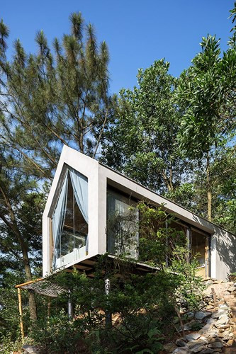 Ngôi nhà có diện tích khoảng 40 m2 làm nơi cư trú cho từ 2 đến 4 người. Vật liệu chủ đạo của ngôi nhà bao gồm hộp thép, gỗ, thủy tinh, bê tông nhẹ và đất sét, đều là những loại chất liệu nhẹ nhưng có độ bền cao, có thể chịu được tải trọng lớn trên một địa hình dốc như miền đồi núi.