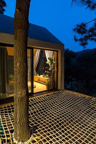 Ánh đèn giúp kiến trúc nhà thêm nổi bật khi về đêm.