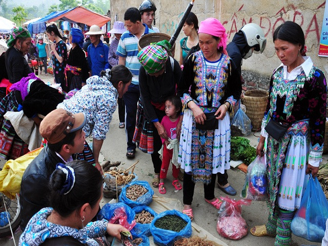 Chợ phiên huyện Tam Đường là một trong những chợ thu hút rất đông đồng bào dân tộc thiểu số ở các bản xa xôi về tụ họp vào các ngày Chủ nhật trong tuần. (Ảnh Thái Bình)