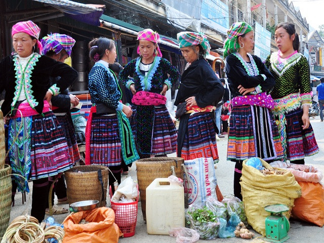 Những phụ nữ dân tộc Mông khoác lên mình bộ trang phục truyền thống xuống chợ, tạo nên một nét đẹp văn hóa đặc sắc riêng biệt ở phiên chợ vùng cao.(Ảnh Thái Bình)