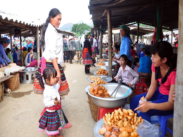 Một góc chợ bán bánh rán luôn tấp nập người ra vào tại chợ phiên.(Ảnh Thái Bình)