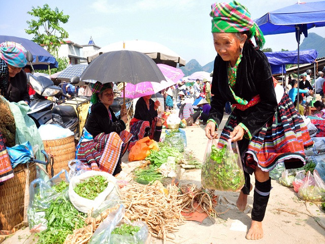 Đa số các chủ gian hàng đều là người dân tộc thiểu số mang các nông sản và sản vật núi rừng xuống bày bán tại chợ.(Ảnh Thái Bình)