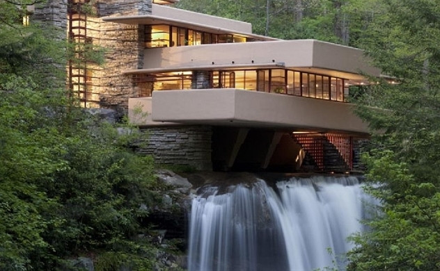Được hoàn thành vào năm 1938, Fallingwater xuất hiện trên trang bìa tạp chí Time. New York Times, Newsweek, U.SNews & World Report… đánh giá đây là một trong top 10 công trình vĩ đại nhất của kiến trúc Mỹ, Fallingwater còn chính thức được bình chọn là “công trình lịch sử cấp quốc gia” vào năm 1966. Gần đầy nhất, theo bảng khảo sát năm 2007 của Viện Kiến trúc Mỹ, tác phẩm độc đáo này còn được xếp vào danh sách 20 công trình kiến trúc được yêu thích nhất mọi thời đại.