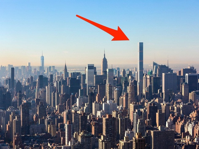 Căn penthouse nằm trên tầng 95 của tòa căn hộ 432 Park Ave ở New York (Mỹ) đang được rao bán với giá 82 triệu USD (hơn 1900 tỷ đồng). Tòa tháp căn hộ này được hoàn thành hồi năm 2015 giữa những lời chỉ trích của một số cư dân về việc nó trông xấu xí và lạc lõng trong các tòa nhà ở New York.
