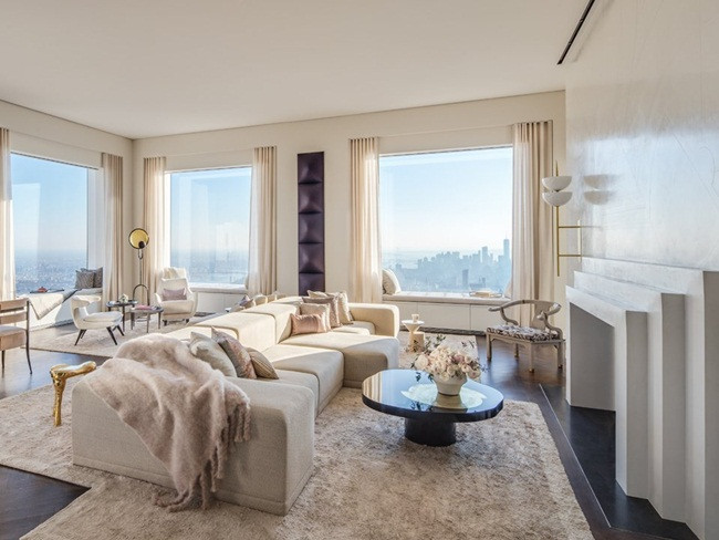 Căn penthouse ở tầng 95 có diện tích hơn 766m2 với 6 phòng ngủ và 7 phòng tắm. Căn hộ lát gỗ sồi và trần nhà cao 3,81m với cửa sổ kính 3x3m.