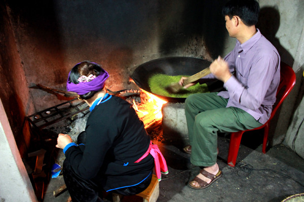 Rang thóc nếp trên bếp củi.