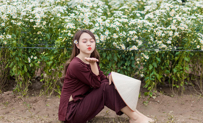 Yến chia sẻ, cúc hoạ mi là loài hoa nhìn đơn giản, mùi hương nhè nhẹ nhưng rất quyến rũ, khiến con người ta có cảm giác nhẹ nhàng, thanh thoát. Cô thực hiện bộ ảnh để lưu giữ khoảnh khắc son trẻ bên loài hoa yêu thích này.