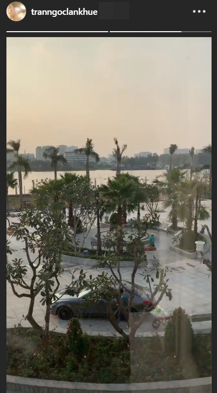 Không gian bên ngoài ngôi biệt thự.
