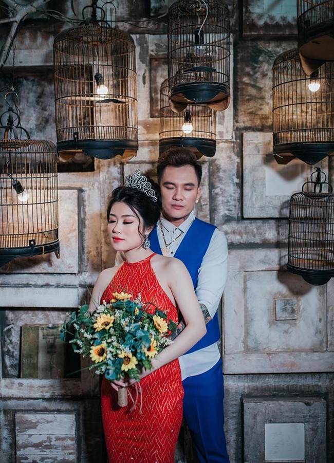 Lâm Chấn Huy lấy vợ kém 12 tuổi. "Ca sĩ hội chợ" họ Lâm tổ chức đám cưới với vợ trẻ kém một giáp vào ngày 30.9 vừa qua tại Bình Phước, quê cô dâu trong bí mật. Bà xã của anh tên Thu Hương, sinh năm 1993. Được biết, Thu Hương từng là fan của Lâm Chấn Huy. Cặp đôi gặp gỡ khi giọng ca sinh năm 1981 tới biểu diễn ở Bình Phước.