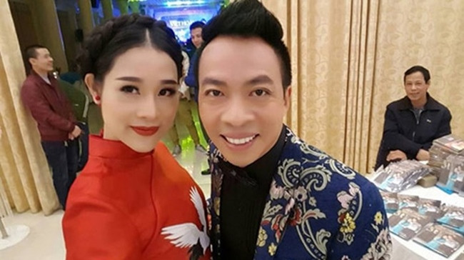 NSƯT Việt Hoàn bên vợ kém 18 tuổi. Bà xã nam ca sĩ sinh năm 1967 tên Hoa Trần, sinh năm 1985. Cô cũng hoạt động trong làng giải trí với vai trò ca sĩ. Khi kết hôn với NSƯT Việt Hoàn, Hoa Trần trở thành hậu phương hỗ trợ cho ông xã phát triển sự nghiệp ca hát. Tuy nhiên từ năm 2016, cô chính thức theo đuổi con đường nghệ thuật với MV đầu tay "Mẹ tôi". Hoa Trần nhận được sự ủng hộ của ông xã trong việc theo đuổi con đường ca hát.