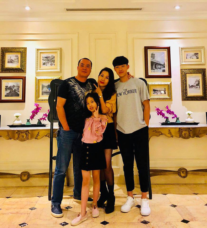 Nếu trong phim, Hảo là 1 trai làng quá lứa lỡ thì với tính cách đê hèn, cục cằn thì ngoài đời anh có cuộc sống khá hạnh phúc, viên mãn bên vợ và 2 con nhỏ.
