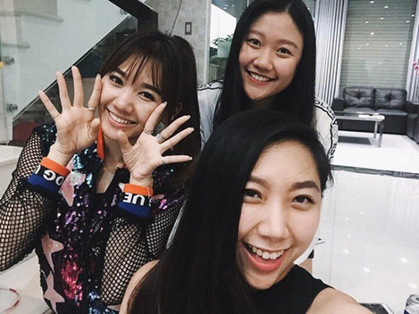 Không chỉ ở cùng bố mẹ chồng, cô dâu Hàn Quốc còn có thời gian gắn bó với hai cô em gái của Trấn Thành. Sau khi lấy chồng, Huỳnh Mi đã chuyển đi nơi khác và hiện tại các thành viên còn lại đang sống trong một căn nhà 3 tầng được sơn màu trắng hiện đại tại TP. Hồ Chí Minh.