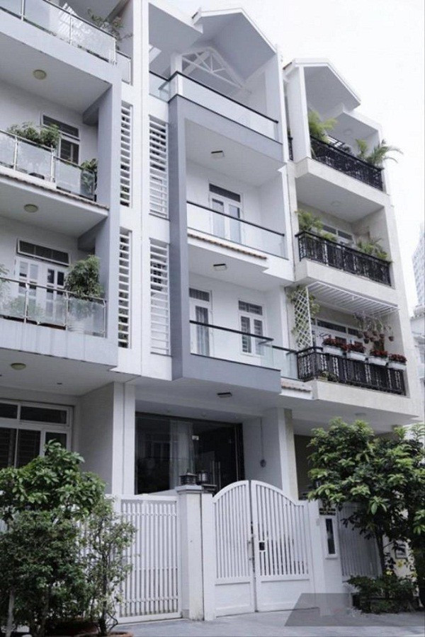 Khác với đa số người trẻ hiện đại, sau khi kết hôn vợ chồng Hari Won vẫn quyết định sống chung với gia đình Trấn Thành chứ không ra ở riêng.