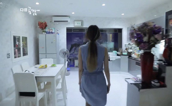 Nối liền với không gian phòng khách là phòng bếp ngăn nắp. Nơi đây, Trấn Thành từng khoe món ăn do mẹ vợ nấu cho anh trong thời gian bà sang Việt Nam thăm các con.