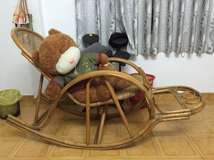 Ghế bập bênh hỏng: Những chiếc ghế bập bênh lâu không có ai đụng tới sẽ là nơi cho các thế lực vô hình, nguồn âm khí ngự trị, mang lại mất mát, chuyện đen đủi cho cả gia đình.