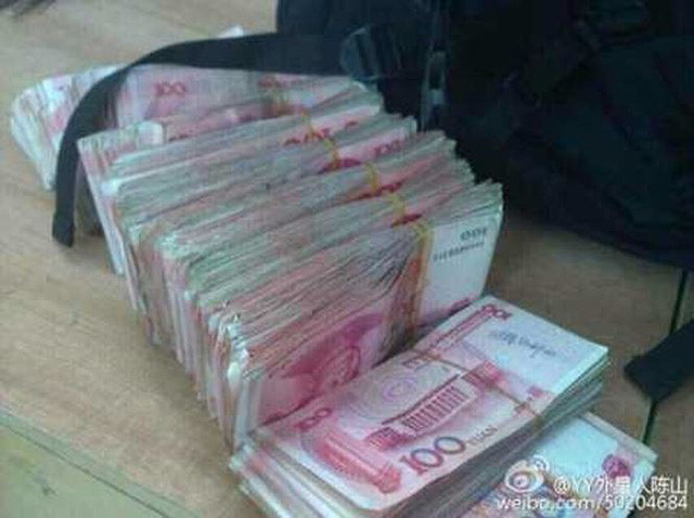 Trần Sơn liên tục khoe những ảnh chụp tiền và xế sang để thể hiện mình có xuất thân gia tộc, giàu có. Theo đồn đoán từ các trang mạng Trung Quốc, Trần Sơn là con trai của một tổng giám đốc công ty vàng bạc, trang sức có thu nhập hàng triệu USD mỗi năm.