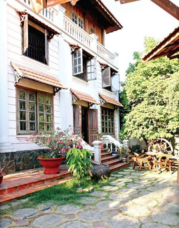 Ghé thăm ngôi nhà của nữ diễn viên này nhiều người không khỏi choáng ngợp. Dinh thự nằm ngay trung tâm quận 9 với diện tích lên đến 1.000m2 trong đó, riêng ngôi nhà gỗ chiếm hết 200m.