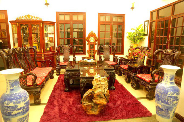 Nội thất trong nhà Chí Dũng chủ yếu bằng gỗ có giá trị lớn.