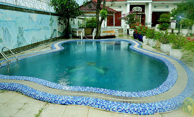 Biệt thự của gia đình Chí Dũng rộng 2.000 m2, trong đó diện tích sân vườn, hồ bơi chiếm khoảng 1.500 m2. Vườn trồng nhiều loại cây ăn trái như mít, xoài, mận... Khuôn viên do Chí Dũng tự bài trí, thiết kế.