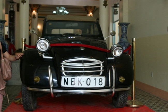 Chiếc Peugeot thể thao từng được Công tử Bạc Liêu sử dụng, sản xuất năm 1922. Loại xe này cả miền Nam khi ấy chỉ có 2 chiếc, một chiếc của ông Huy còn chiếc kia là của vua Bảo Đại.