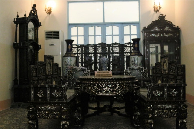 Được xây dựng từ năm 1919, do một kĩ sư người Pháp làm đạo diễn thiết kế, nhà Công tử Bạc Liêu khoác lên mình một vẻ Tây Âu hiện đại và sang trọng. Tuy vậy ít ai biết được hiện nay, bên trong ngôi biệt thự có tuổi đời ngót gần 100 năm ấy lại đang hiện hữu một bộ nội thất có giá trị liên thành.