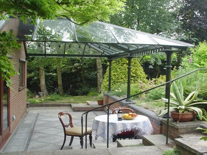 Mái che di động bằng kính là sự lựa chọn cho những ngôi nhà muốn tận hưởng ánh sáng thiên nhiên mà không lo mưa gió. Nhưng chi phí thiết kế ban đầu khá tốn kém nên bạn cũng cần cân nhắc khi thiết kế theo kiểu này.