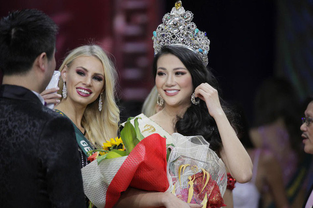 Dành ngôi vị cao nhất tại Miss Earth 2018 , hoa hậu Phương Khánh nhận được rất nhiều sự quan tâm của công chúng bởi cô là người Việt Nam đầu tiên giành vương miện ở một trong 6 cuộc thi nhan sắc lớn nhất hành tinh. Mới đây hình ảnh thời Phương Khánh còn là cô gái tuổi “vị thành niên” chụp hình cùng với người đẹp Ngọc Trinh xuất hiện dày đặc trên mạng xã hội khiến khán giả bàn tán về sự thay đổi nhan sắc của cô. Không ít người đặt nghi vấn cô đã nhờ đến phẫu thuật thẩm mỹ để có sự lột xác về ngoại hình như hiện tại. Trước tin đồn này, Phương Khánh vẫn không hề lên tiếng.