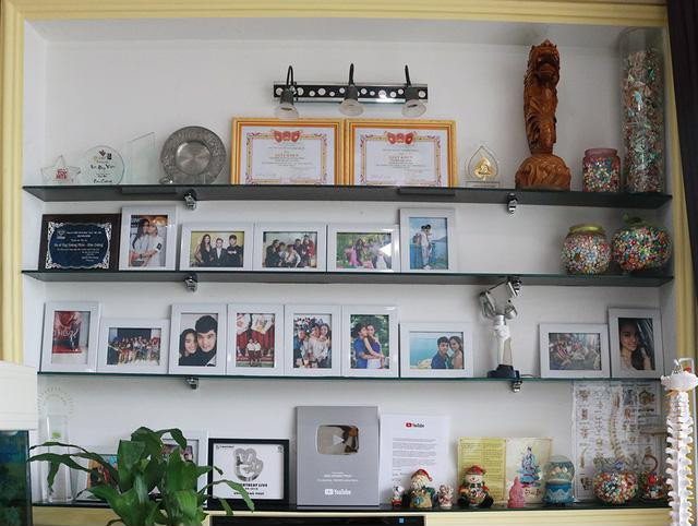 Cặp đôi dành riêng một không gian đặc biệt, trang trọng trong ngôi nhà để trưng bày bằng khen và những giải thưởng đạt được suốt nhiều năm hoạt động nghệ thuật - Ảnh: Internet
