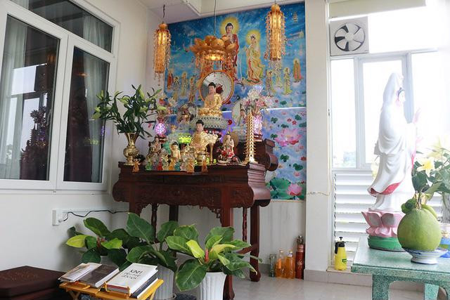 Đặc biệt, nam ca sĩ Ưng Hoàng Phúc còn dành riêng một phòng thờ trong nhà - Ảnh: Internet