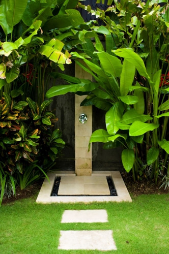 Vòi tắm đặt ở cuối khu vườn thuận tiện sau khi bạn tham gia các hoạt động thể thao hay làm vườn.