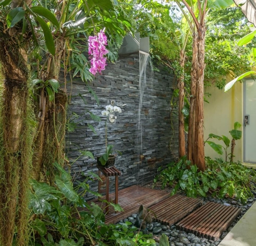 Vòi sen đặt ở vườn cây sau nhà, nước thải có thể sử dụng để tưới cây.