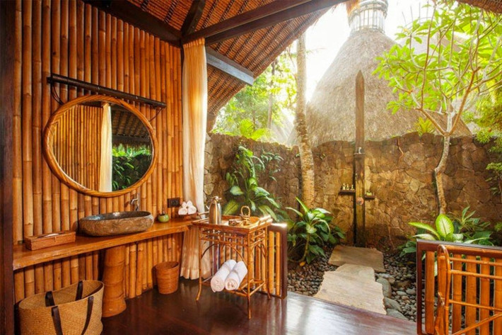 Bao quanh phòng tắm bằng những bức tường bằng tre và một tấm gương hình bầu dục, một phần mái che có thể sử dụng cho những ngày thời tiết xấu.