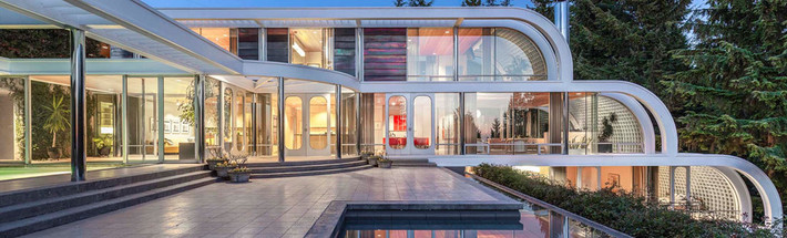 Dinh thự nằm ở sườn đồi khu vực British Properties, thuộc West Vancouver, Canada đang được Sotheby's International Realty rao bán với giá 12,8 triệu USD. Đặc điểm ấn tượng nhất của dinh thự này là thiết kế mái vòm độc đáo với tường kính bao trọn giúp mở rộng không gian tối đa. Dinh thự có diện tích gần 550 m2 với 4 phòng ngủ.
